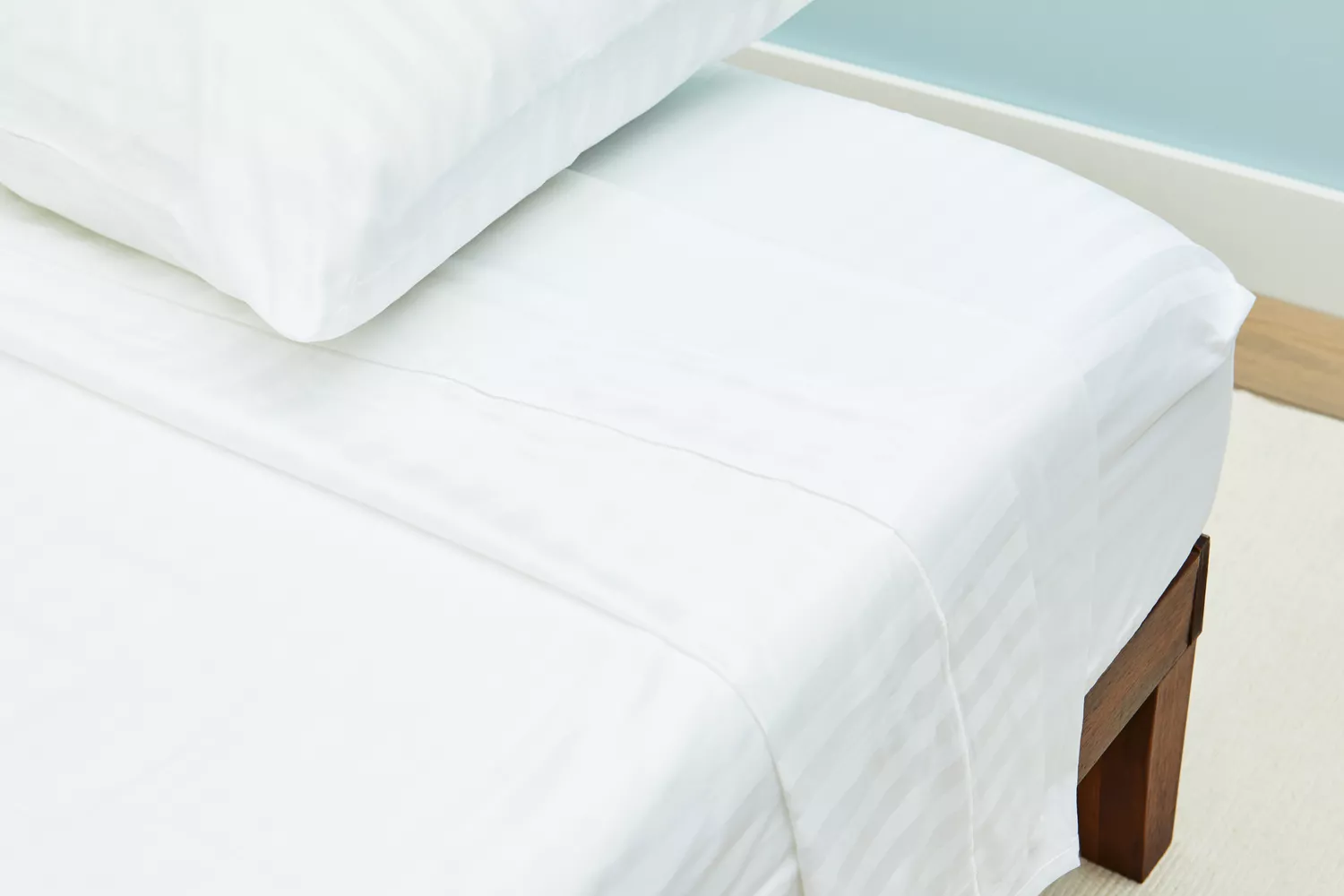 Closeup of edge of pillow and mattress covered in Chateau Home Collection Egyptian Cotton Sheet set