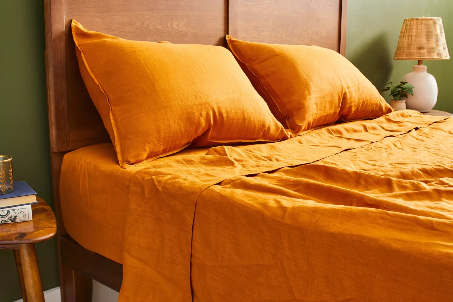 The Everly Hemp Sheet Set on a bed